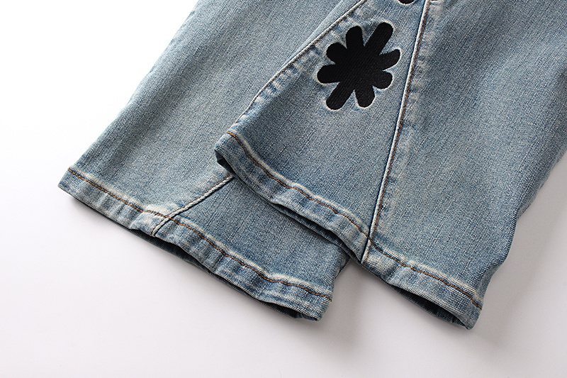 LOSTSHDWS Light Blue Flower Applique Flared Jeans ¡ª detail