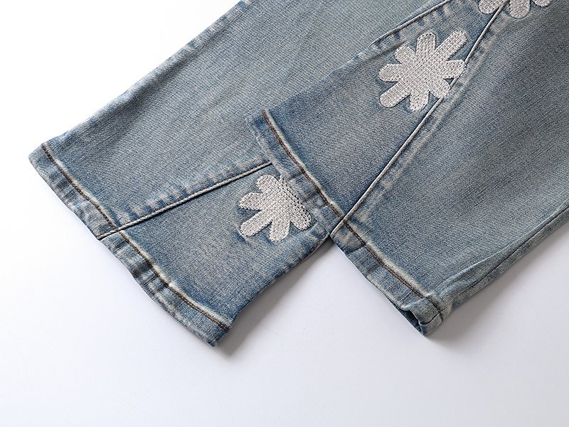 LOSTSHDWS Daisy Appliqu¨¦ Flared Jeans ¡ª detail