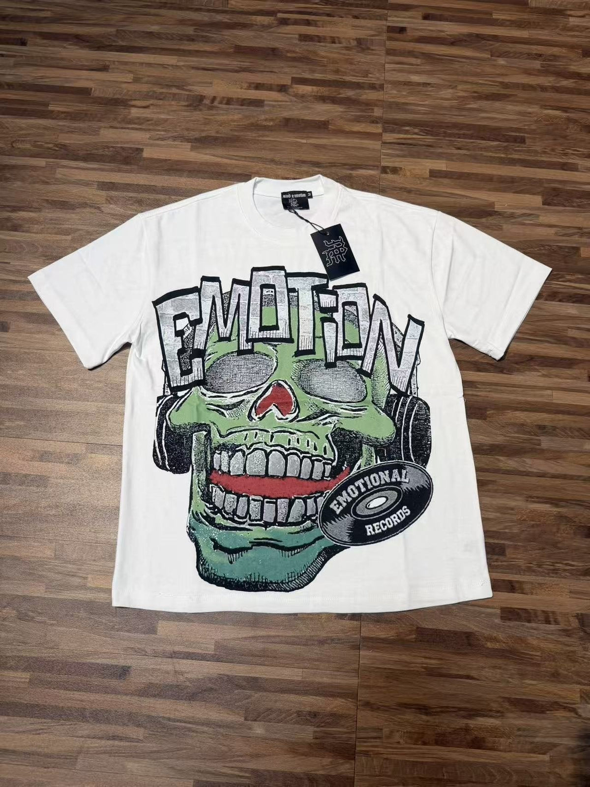 MIXED EMOTION Skull Headphones Graphic Short-Sleeve T-Shirt ¡ª context