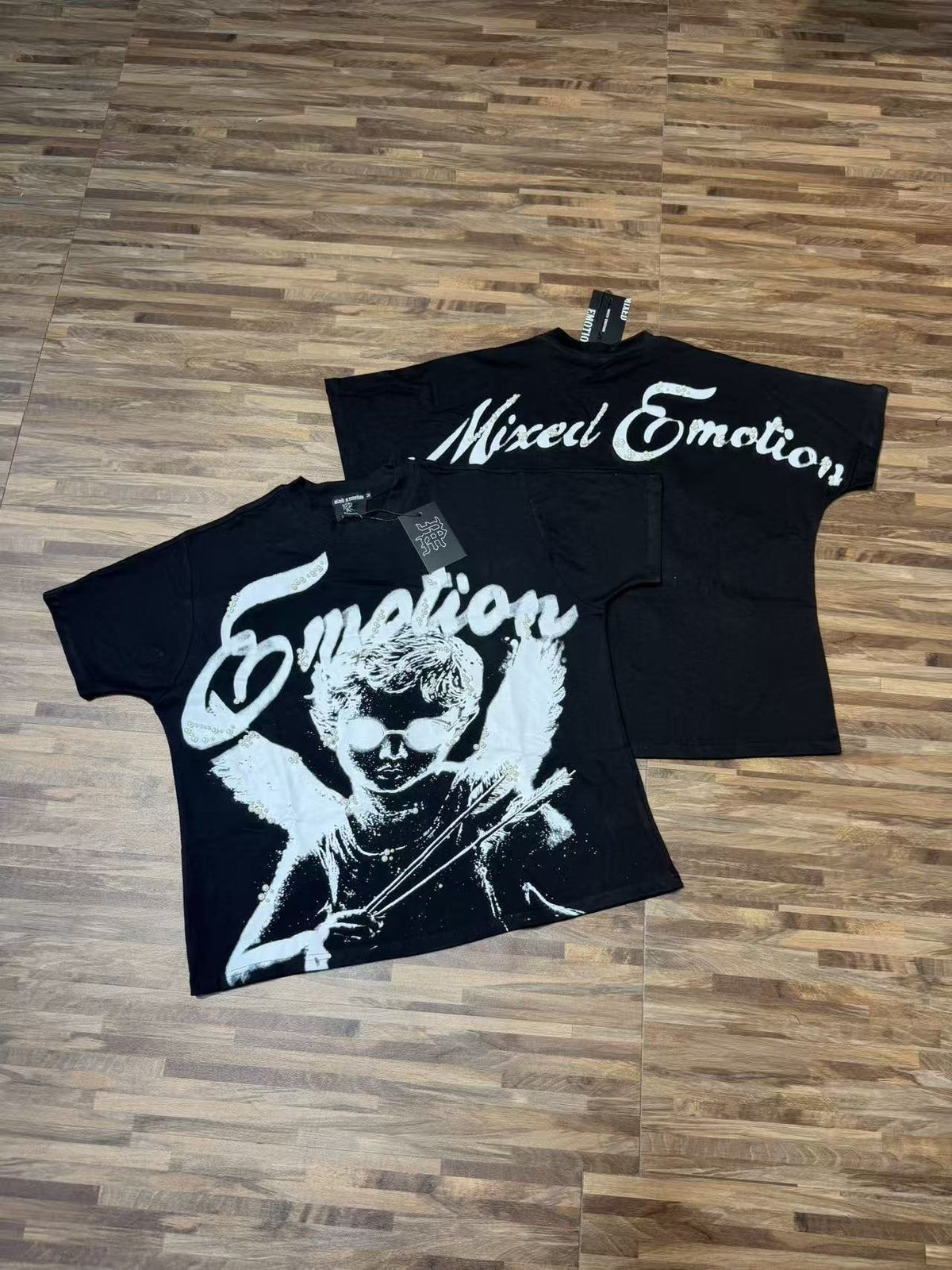 MIXED EMOTION Pearl Script Graphic T-Shirt ¡ª context
