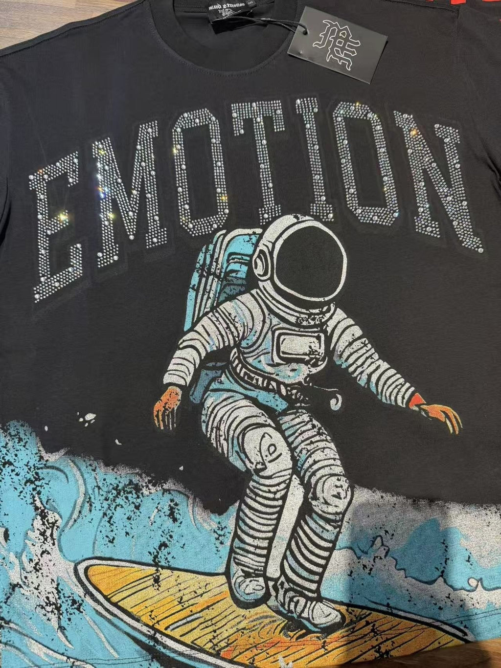 MIXED EMOTION Astronaut Surf Graphic T-Shirt ¡ª detail