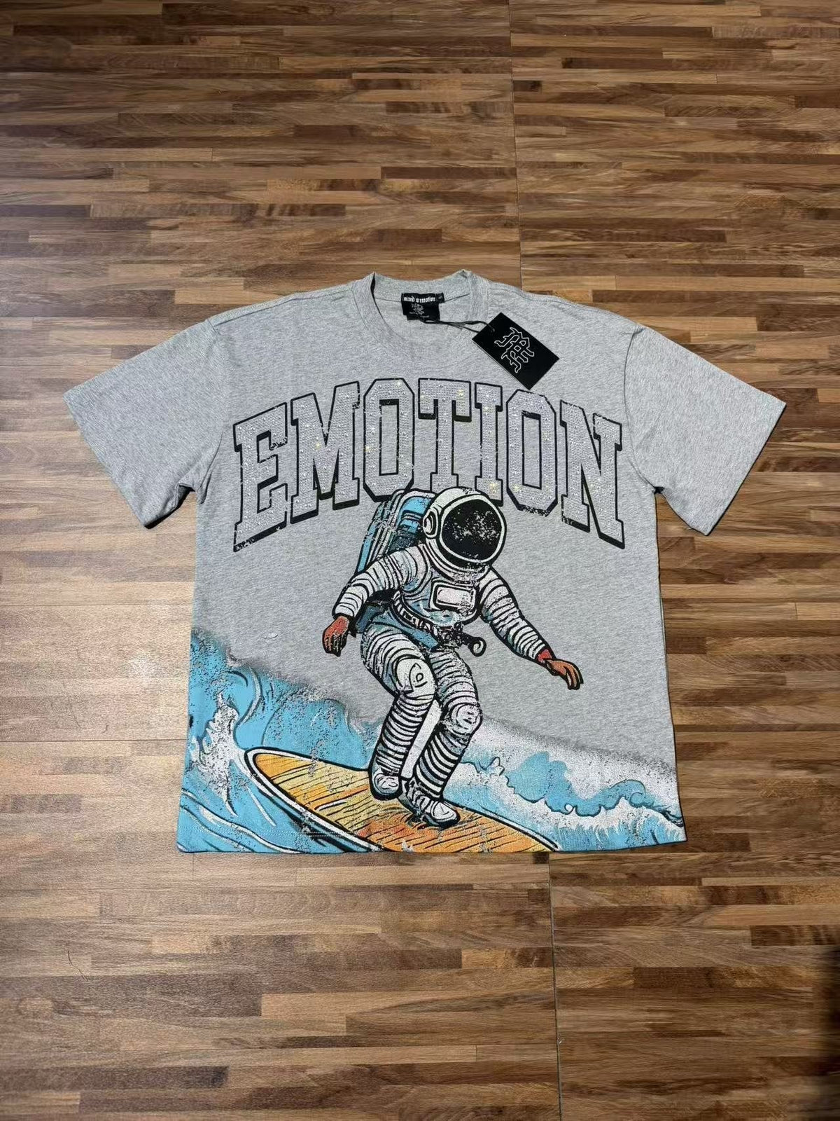 MIXED EMOTION Astronaut Surf Graphic T-Shirt ¡ª front
