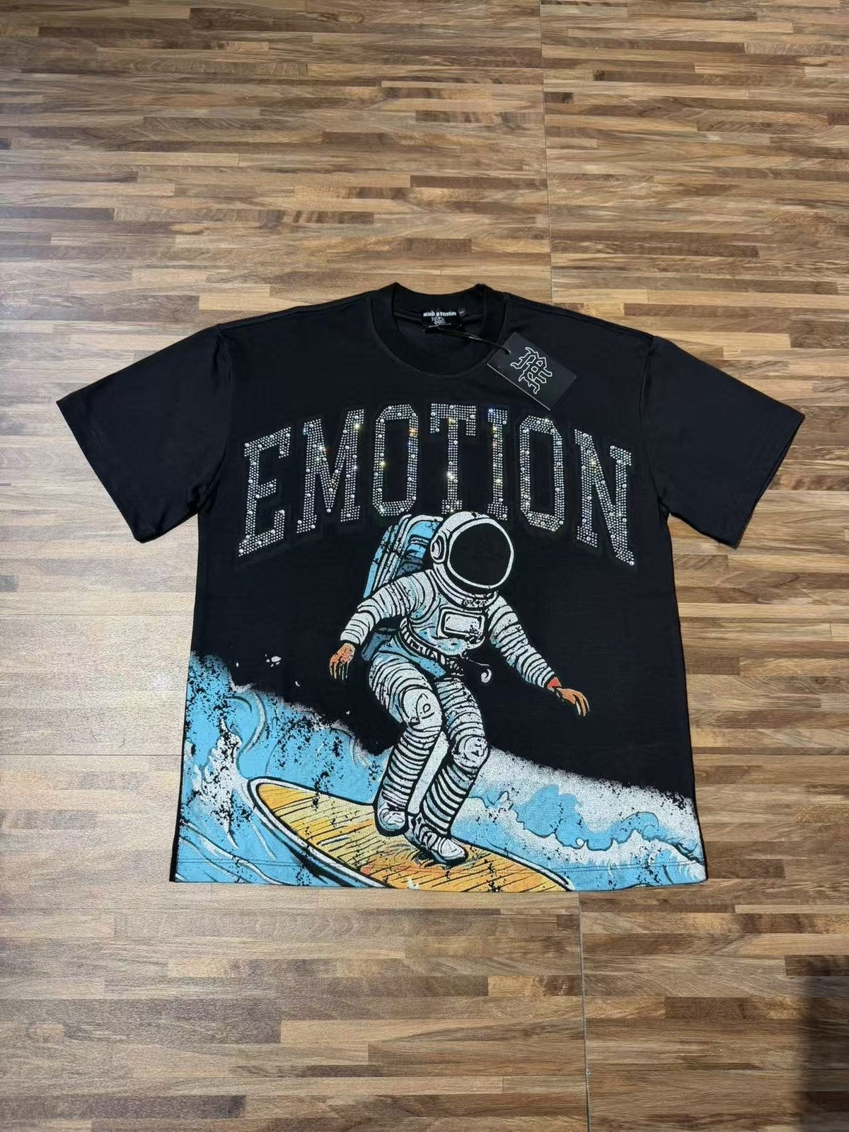 MIXED EMOTION Astronaut Surf Graphic T-Shirt ¡ª hero
