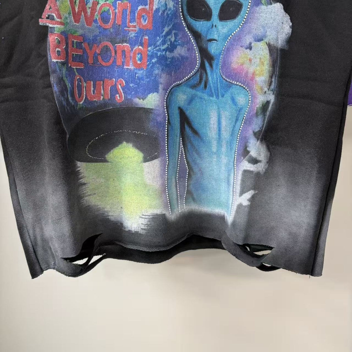 VALE ALL DAY USA A World Beyond Ours Alien Graphic T-Shirt ¡ª detail