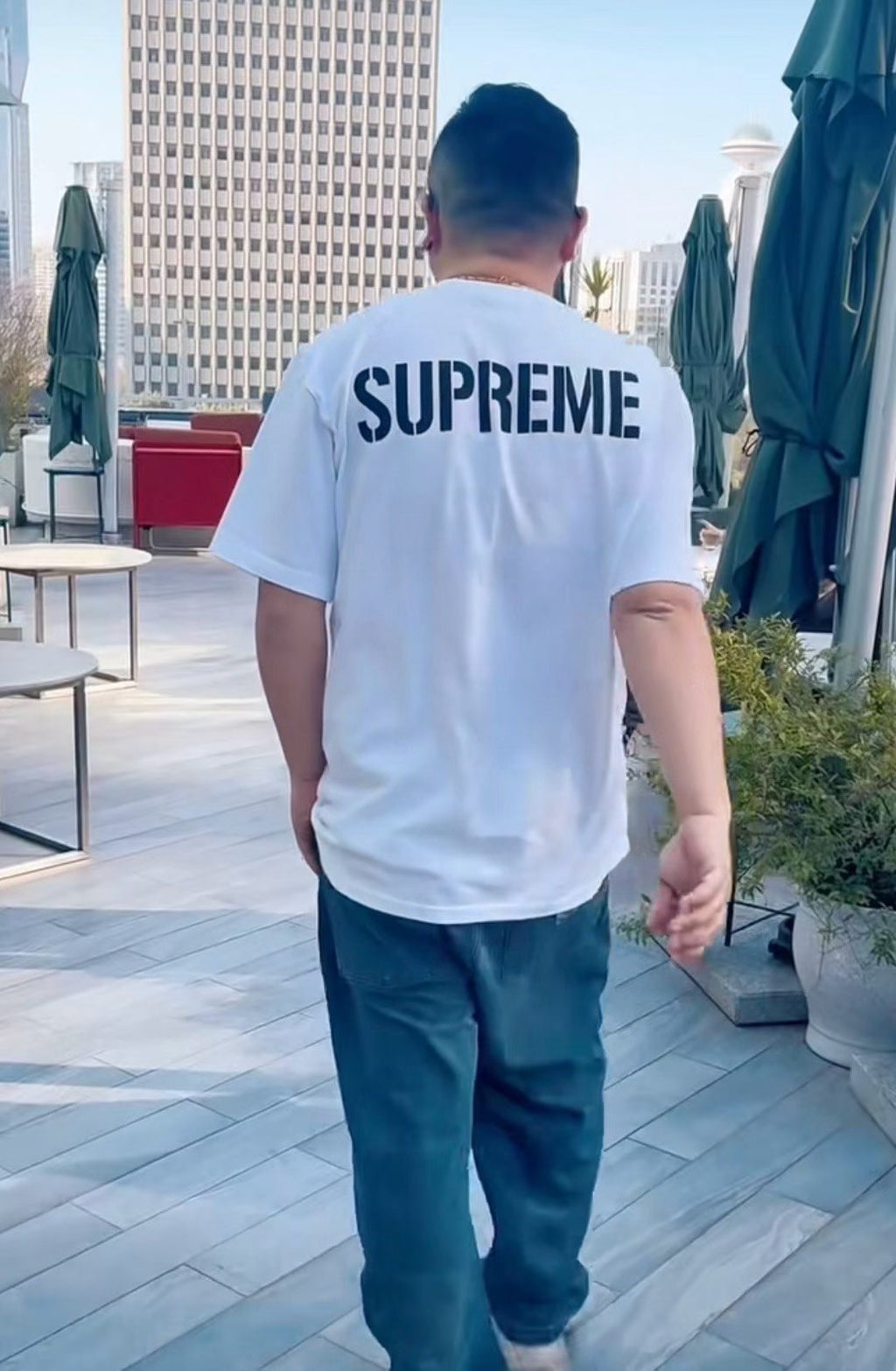 Supreme World Famous Short-Sleeve Graphic T-Shirt ¡ª model