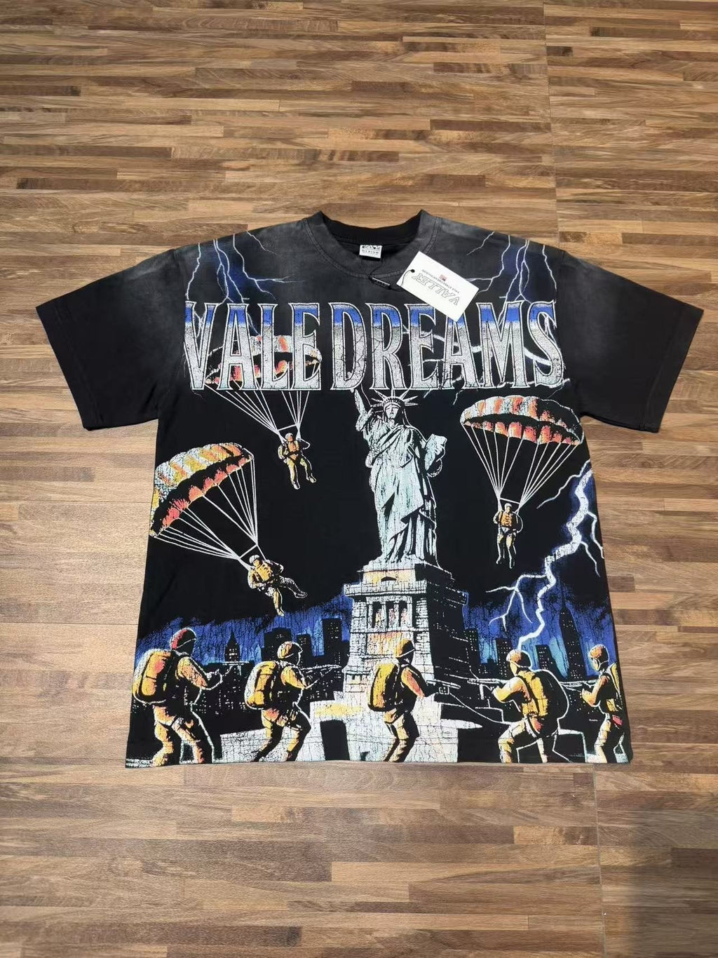 VALLEY Statue of Liberty Parachute Graphic T-Shirt ¡ª front